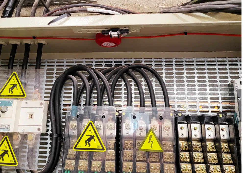 Exemple réel d’une protection incendie AeroXSense opérationnelle dans un TGBT ou une armoire HTA