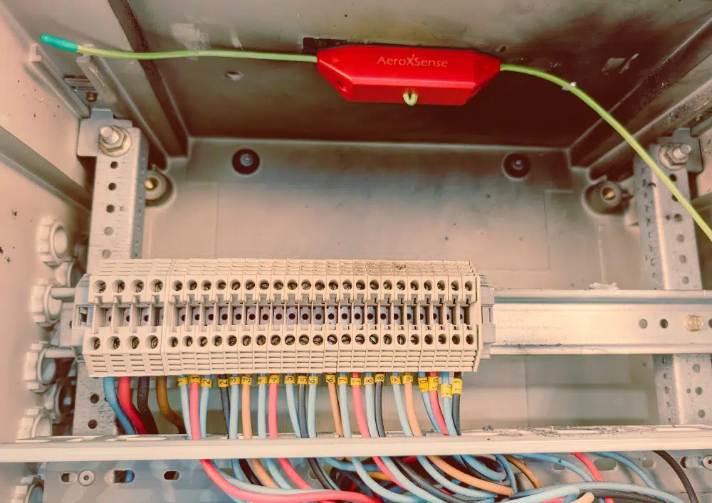 Installation réelle et opérationnelle d’un AeroXFireshield AX-150M avec un mètre de détection linéaire dans un coffret électrique professionnel