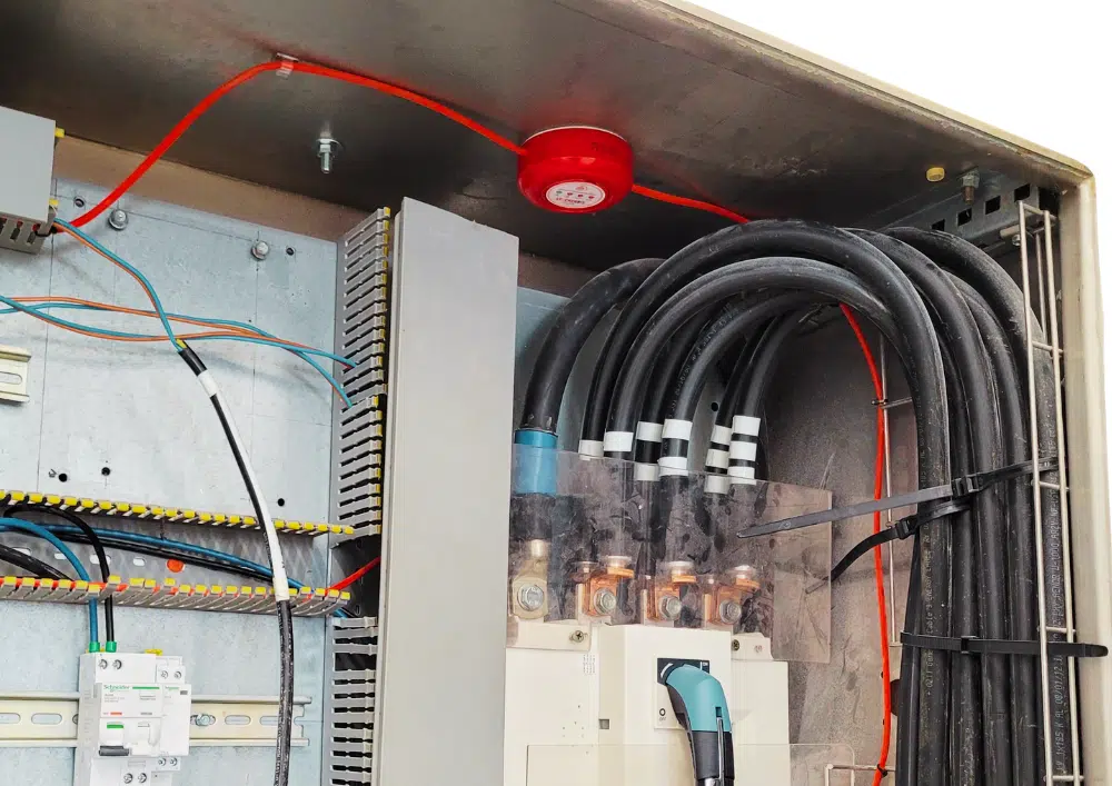 Exemple réel de positionnement compact d’un dispositif AeroXSense en partie haute d’une armoire électrique